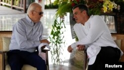 ARCHIVO - El presidente de EEUU, Joe Biden, habla con el primer ministro español, Pedro Sánchez, mientras los líderes visitan un área de siembra de manglares como parte de la Cumbre del G20 en Denpasar, Bali, Indonesia, el 16 de noviembre de 2022. Dita Alangkara/Pool vía REUTERS