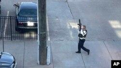 Esta foto proporcionada por Reid Cornell muestra la presencia de la policía cerca de la escena de un tiroteo en Louisville, Kentucky, el lunes 10 de abril de 2023. (Reid Cornell vía AP)