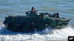 资料照：在菲律宾卡加延省克拉维拉海滩举行的年度美菲联合军事演习中，菲律宾海军陆战队驾驶两栖突击车登陆。（2022年3月31日）