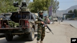 Seorang prajurit pasukan Taliban Afghanistan berjaga di dekat perbatasan Torkham di provinsi Nangarhar, sebelah timur Kabul, Afghanistan, Selasa, 13 Agustus 2024. (Shafiullah Kakar/AP)