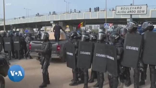 Journée tendue au Sénégal: heurts entre gendarmes et manifestants pro-Sonko Journée tendue au Sénégal: heurts entre gendarmes et manifestants pro-Sonko