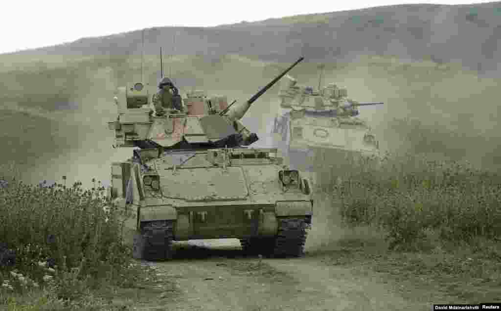 Vehículos de combate de infantería Bradley y vehículos de apoyo logístico (no se especificó el modelo).