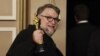 Guillermo del Toro tras recibir su premio Oscar por la película "Pinocchio" este domingo 12 de marzo de 2023.