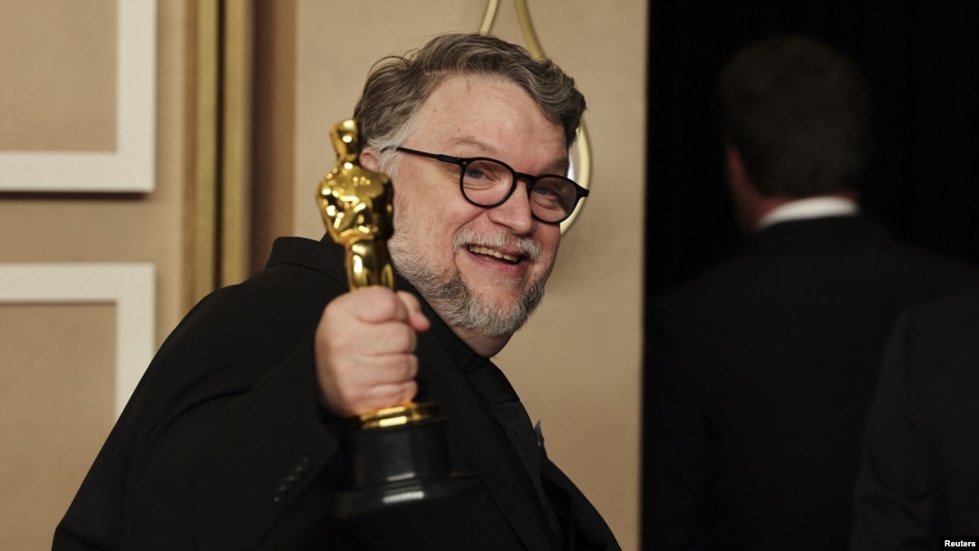 Guillermo del Toro tras recibir su premio Oscar por la película "Pinocchio" este domingo 12 de marzo de 2023.