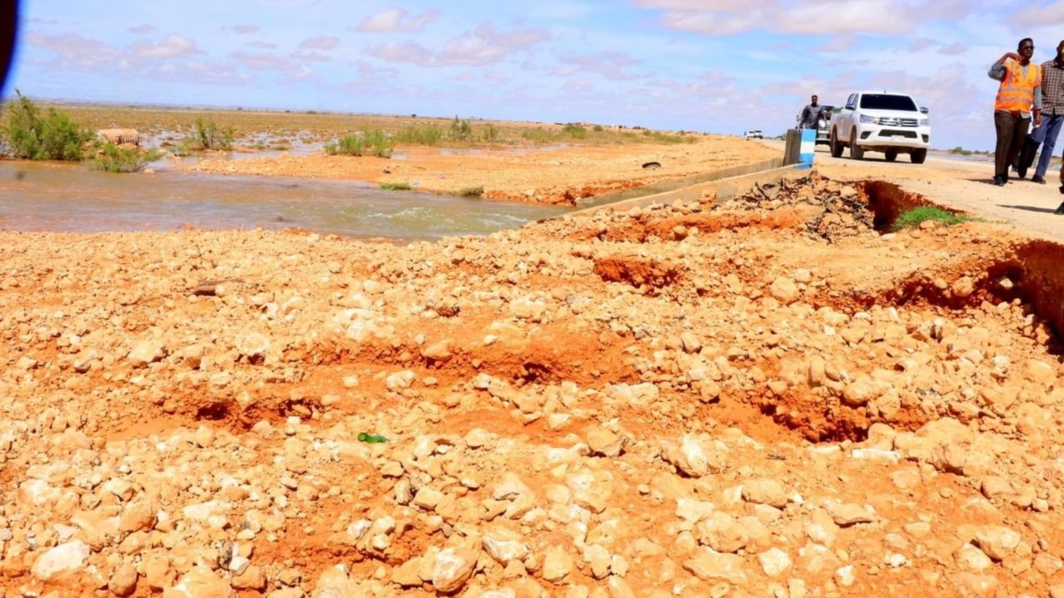 Puntland oo dib u dhiseysa waddooyin ay burburiyeen roobab