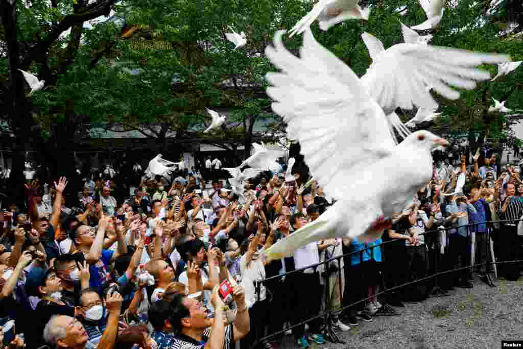 Orang-orang melepaskan merpati saat berkunjung ke Kuil Yasukuni pada peringatan 78 tahun menyerahnya pasukan Jepang dalam Perang Dunia II di Tokyo. (Reuters)&nbsp;