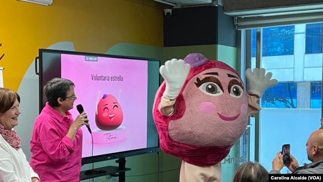 Tetina, la imagen de un seno rosado amigable es la nueva voluntaria estrella de Senos Ayuda. Estará presente en las jornadas de pesquisa y distintos eventos que buscan concientizar sobre el cáncer de mama.
