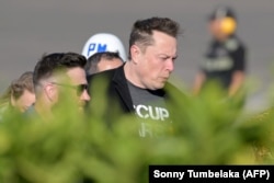 Miliarder teknologi Elon Musk berjalan bersama Menteri Koordinator Kemaritiman dan Investasi Luhut Binsar Pandjaitan saat tiba di Bandara Internasional Ngurah Rai di Denpasar, 19 Mei 2024. (Foto: AFP/Sonny Tumbelaka)