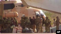 Cette photo non datée distribuée par l'armée française montre des mercenaires russes montant à bord d'un hélicoptère dans le nord du Mali. (photo d'illustration)