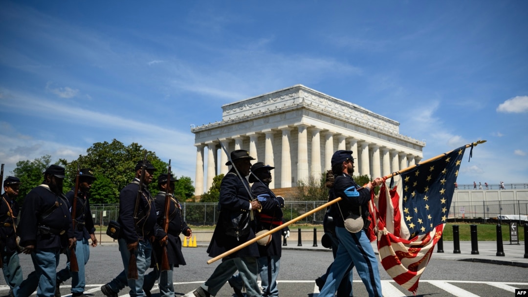Parade untuk memperingati Juneteenth digelar di dekat Lincoln Memorial di Washington, pada 19 Juni 2024. (Foto: AFP/Drew Angerer)