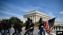 Parade untuk memperingati Juneteenth digelar di dekat Lincoln Memorial di Washington, pada 19 Juni 2024. (Foto: AFP/Drew Angerer)
