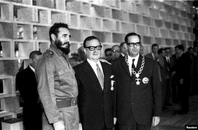 En la fotografía de archivo del 14 de diciembre de 1972, el presidente Fidel Castro, recibe a su homólogo chileno Salvador Allende (al centro), durante una recepción para Allende en el Palacio de la Revolución en La Habana. REUTERS/Prensa Latina (CUBA)