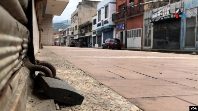 San Antonio, Venezuela- Plano de un candado que protege un local cerrado. [Sergio León/Pixammo]