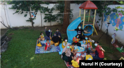 Anak-anak dengan kanker berkumpul sambil bermain di rumah singgah YKAKI Makassar. (Foto: Courtesy/Nurul H)