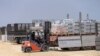 지난 1일 이스라엘과 가자지구 북부 국경 부근의 에레즈 검문소에서 가자지구로 반입될 구호 물품을 트럭기사가 운반하고 있다.