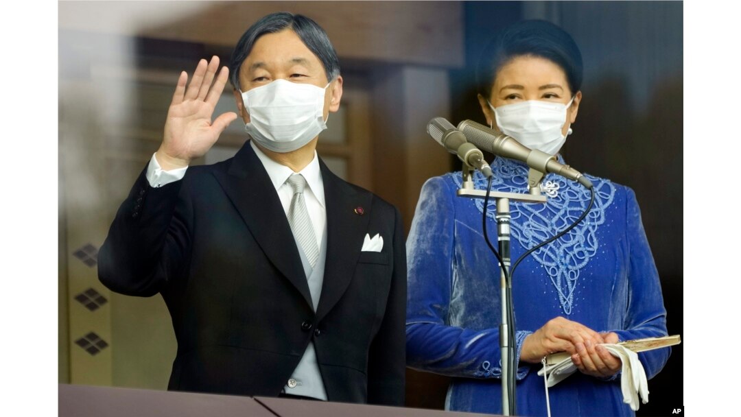 Kaisar Jepang Naruhito (kiri), bersama Permaisuri Masako, melambai ke arah para simpatisan saat muncul di balkon Istana Kekaisaran pada perayaan ulang tahun ke-63 Kaisar di Tokyo, Kamis, 23 Februari 2023. (AP/Eugene Hoshiko, Pool)
