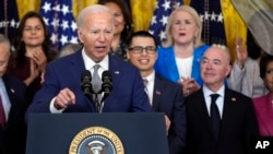 조 바이든 미국 대통령이 18일 백악관에서 비시민권자 배우자에게 합법 체류를 허용하는 새 행정명령에 관해 연설하고 있다. 