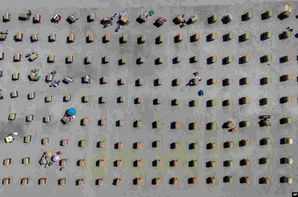 Foto udara menunjukkan ratusan kursi pantai menghiasi pantai di Laut Baltik di Travemuende, Jerman. (AP)&nbsp;