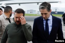 El presidente ucraniano, Volodymyr Zelenskyy, camina con el primer ministro de Irlanda, Simon Harris, en el aeropuerto de Shannon, en Shannon, Irlanda, el 13 de julio de 2024. REUTERS/Clodagh Kilcoyne/Pool