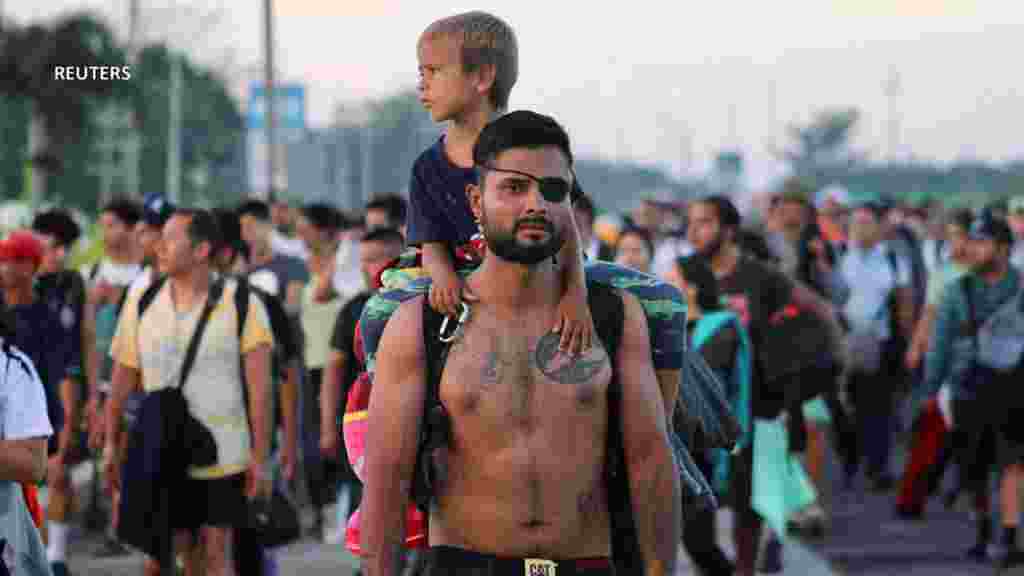 Los indocumentados esperan recibir asistencia de las autoridades mexicanas para continuar con su solicitud formal de asilo. De no ser así, muchos intentan cruzar y se arriesgan a ser detenidos y retornados. (REUTERS)