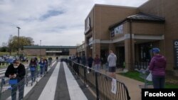 Toko kelontong "Ft Myer Commissary" di Arlington, Virginia menerapkan pembatasan jarak bagi konsumen saat pandemi COVID-19 (courtesy: Henry Sienkiewicz via Facebook). 