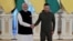 ইউক্রেনের প্রেসিডেন্সিয়াল প্রেস অফিস থেকে দেওয়া এই ছবিতে, ইউক্রেনের কিয়েভে ভারতের প্রধানমন্ত্রী নরেন্দ্র মোদিকে ইউক্রেনের প্রেসিডেন্ট ভলোদিমির জেলেন্সকির সাথে দেখা যাচ্ছে। ২৩ আগস্ট, ২০২৪। 