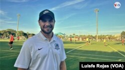 Wilfredo Meléndez, exfutbolista venezolano, es desde hace siete años entrenador de varias categorías en el Doral Sccer Club Academy, en Miami, Florida. Posa durante una conversación con la Voz de América, el miércoles 2 de mayo de 2023. [Foto: Luis Felipe Rojas]