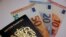 Paspor Inggris dan uang kertas Euro terlihat dalam foto ilustrasi yang diambil pada 11 Desember 2020. (Foto: REUTERS/John Sibley)