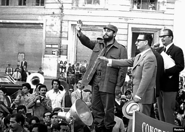 Fidel Castro (izquierda) y el presidente de Chile, Salvador Allende, saludan a la multitud en Valparaíso, Chile, el 24 de noviembre de 1971. REUTERS/Prensa Latina