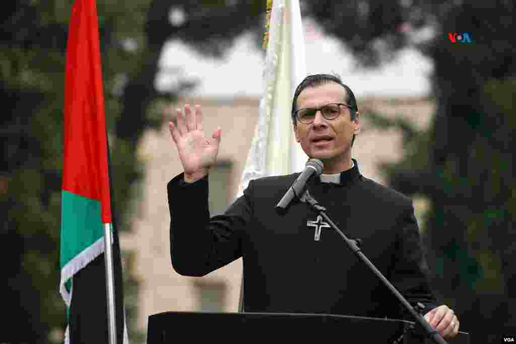 El padre Isaac Munther, que colocó un niño Jesús entre escombros en la Iglesia Evangélica Luterana de Belén, pronuncia un discurso en la tierra de Jesús, durante acto solemne celebrado en lugar de las tradicionales celebraciones navideñas. &ldquo;No podemos celebrar la Navidad en las actuales circunstancias, bajo la guerra genocida que esta sucediendo en Gaza&rdquo;, dijo el sacerdote en una ciudad que este año no ha encendido sus luces por Navidad.