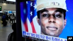 Layar TV program berita yang menampilkan gambar tentara Amerika Travis King di Stasiun Kereta Api Seoul di Seoul, Korea Selatan, Rabu, 27 September 2023. (AP/Ahn Young-joon)