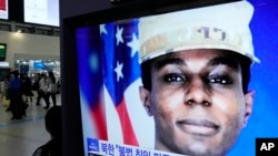 Fotografia e ushtarit amerikan Travis King në ekranet e kanaleve koreanojugore në shtator të vitit 2023
