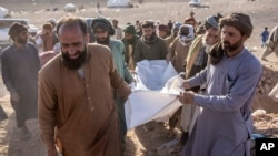 Avganistanci nose telo rođaka poginulog u zemljotresu koji je 9. oktobra pogodio pokrajinu Herat u Avganistanu.