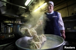 A cook demonstrates the preparation of the traditional Georgian dish Khinkali at a restaurant in Tbilisi, Georgia April 11, 2023. (REUTERS/Irakli Gedenidze)