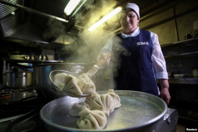 A cook demonstrates the preparation of the traditional Georgian dish Khinkali at a restaurant in Tbilisi, Georgia April 11, 2023. (REUTERS/Irakli Gedenidze)