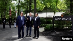 美国总统拜登在华盛顿附近的马里兰州戴维营总统度假地欢迎韩国总统尹锡悦和日本首相岸田文雄。(2023年8月18日)
