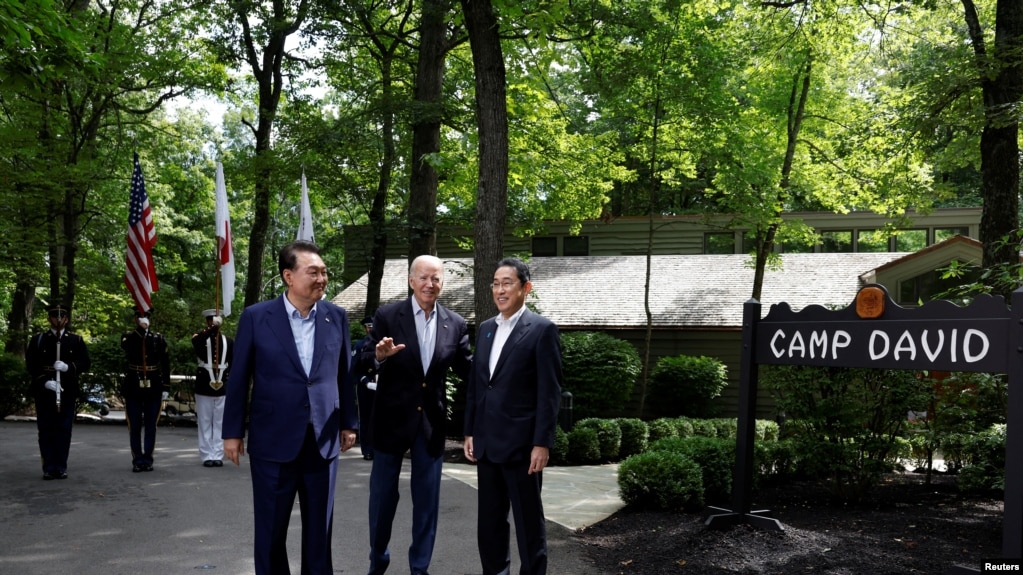 美国总统拜登（中）与日本首相岸田文雄（右）和韩国总统尹锡悦星期五（8月18日）在戴维营举行的历史性峰会并签署了签署了合作文件。(photo:VOA)