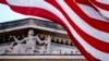FILE - Bendera Amerika berkibar di luar gedung Departemen Kehakiman di Washington, 22 Maret 2019. Kepercayaan publik terhadap institusi Amerika telah menurun, menurut analisis terbaru Gallup.