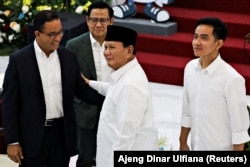 Presiden terpilih Prabowo Subianto dan Wakil Presiden terpilih Gibran Rakabuming Raka menyambut calon Presiden yang kalah Anies Baswedan dan pasangannya Muhaimin Iskandar di Kantor KPU Jakarta, 24 April 2024. (Foto: REUTERS/Ajeng Dinar Ulfiana)