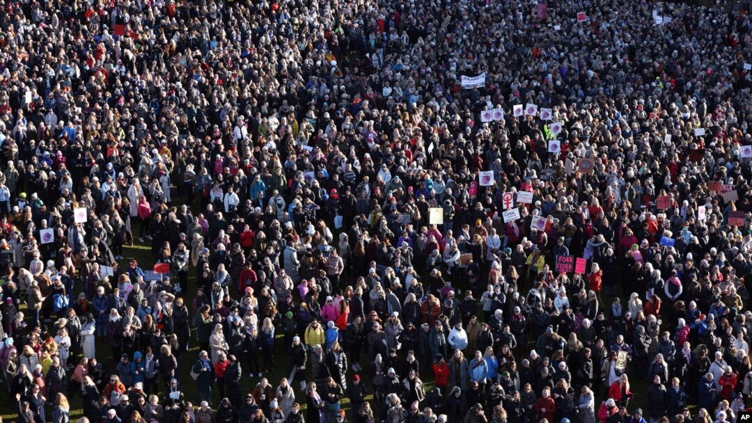 Ribuan orang dari seluruh Islandia berkumpul selama aksi pemogokan perempuan di ibu kota Reykjavik, 24 Oktober 2023.