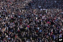 Masa okupljenih na protestu žena u Rejkeviku, Island, 24. oktobra 2023.