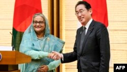 বাংলাদেশের প্রধানমন্ত্রী শেখ হাসিনা জাপানের প্রধানমন্ত্রী ফুমিও কিশিদা (র) এর সাথে টোকিওতে তার সরকারি বাসভবনে স্বাক্ষর করার পর করমর্দন করছেন। ২৬ এপ্রিল,২০২৩। (ছবি কিমিমাসা মায়ামা/পুল/এএফপি)