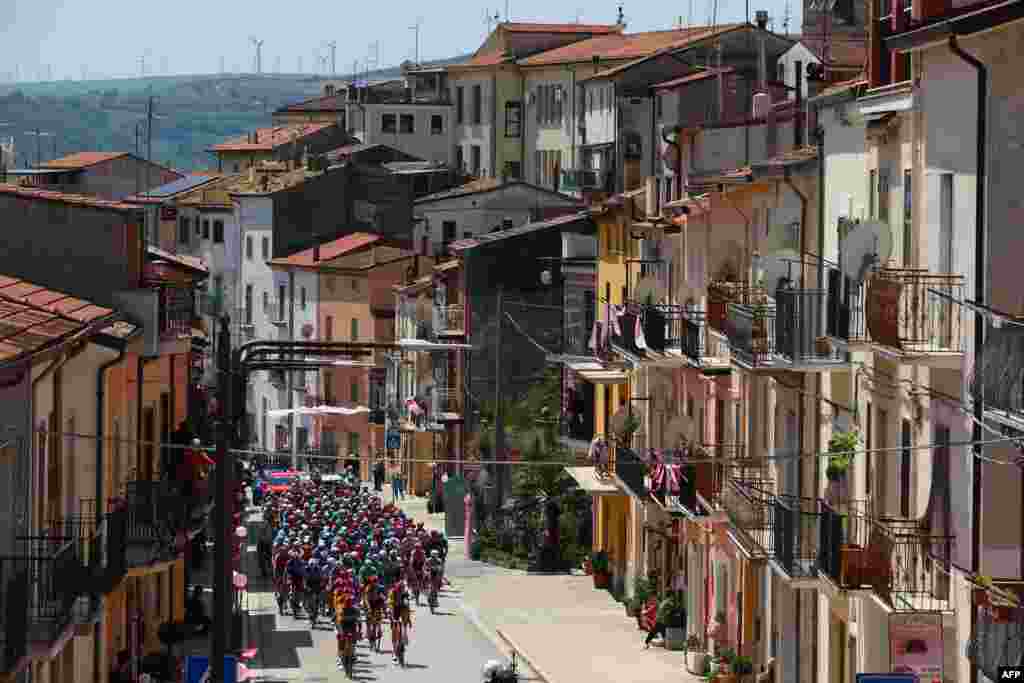 The pack rides in San Bartolomeo in Galdo during the 11th stage of the 107th Giro d&#39;Italia cycling race, 207km between Foiano di Val Fortore and Franca Villa al Mare, Italy. (Photo by Luca Bettini / AFP)