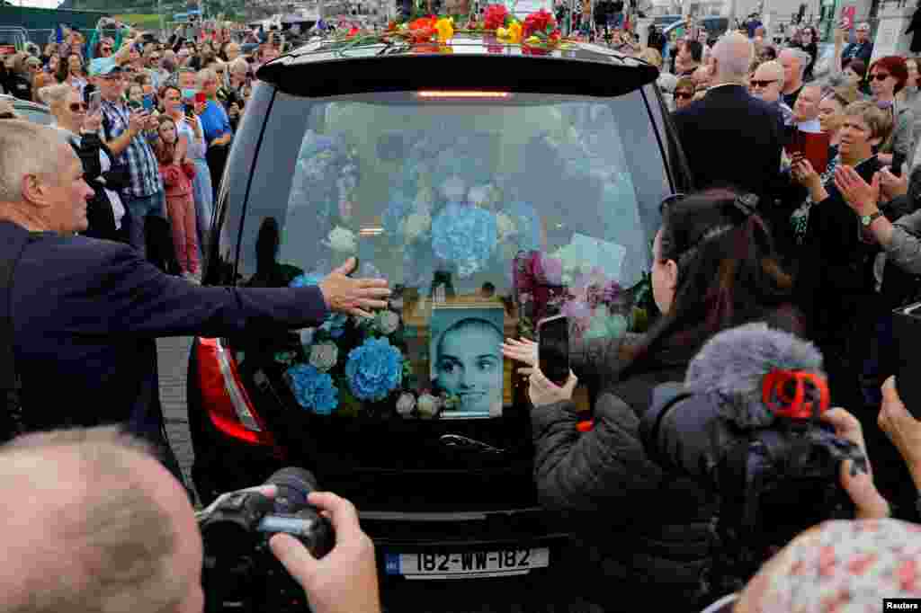 Погребна кола го носи ковчегот на починатата ирска пејачка Шинејд О&#39;Конор во Бреј, Ирска.