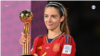 La mediocampista española #06, Aitana Bonmati, sostiene el trofeo del Balón de Oro de la FIFA en el podio, después de la final de la Copa Mundial Femenina de Australia y Nueva Zelanda 2023.