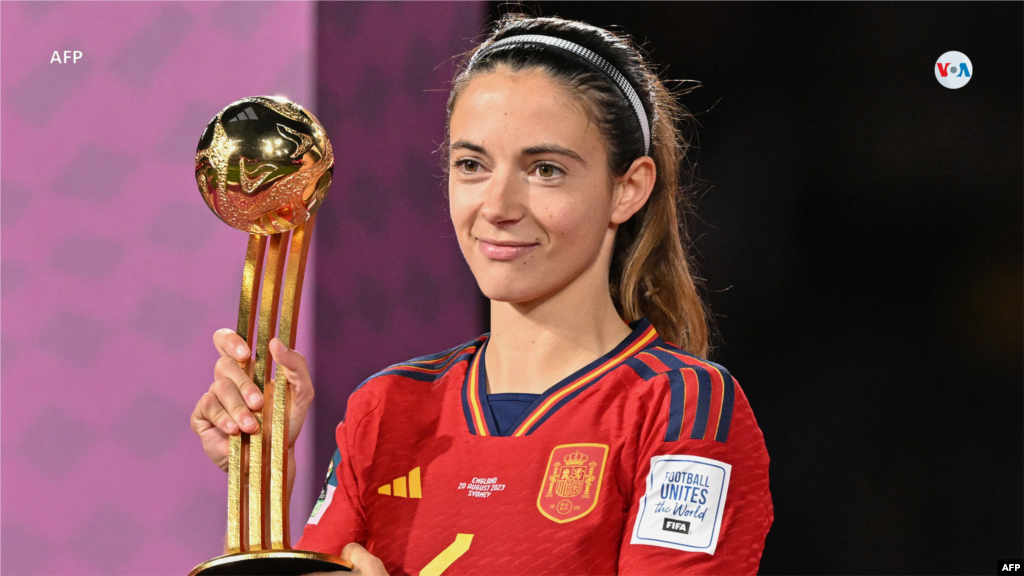 La mediocampista española #06, Aitana Bonmati, sostiene el trofeo del Balón de Oro de la FIFA en el podio, después de la final de la Copa Mundial Femenina de Australia y Nueva Zelanda 2023.