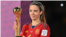 La mediocampista española #06, Aitana Bonmati, sostiene el trofeo del Balón de Oro de la FIFA en el podio, después de la final de la Copa Mundial Femenina de Australia y Nueva Zelanda 2023.