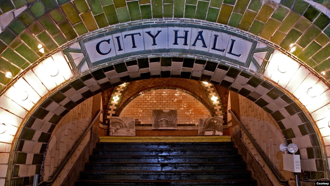 The street entrances to the Old City Hall Station no longer exist. (Photo by Patrick Cashin, MTA New York City Transit.)