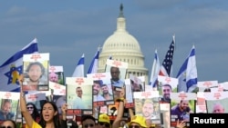 Kerabat dari para sandera yang ditahan Hamas berkumpul di National Mall di Washington, pada 23 Juli menjelang pidato Perdana Menteri Israel Benjamin Netanyahu di hadapan anggota Kongres AS. (Foto: Reuters/Craig Hudson)