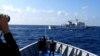 菲律賓海岸警衛隊發佈照片顯示，一艘中國海警船（上）正在有爭議的南中國海阻攔一艘菲律賓政府船隻登陸鐵線礁（Sandy Cay ）。（2024年3月21日）
